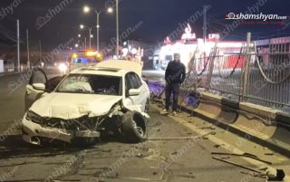 Երևանում «BMW»-ն, դեռևս անհայտ հանգամանքներում, բախվել է բաժանարար գոտում տեղադրված երկաթե ճաղավանդակներին ու բետոնե արգելապատնեշներին