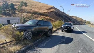 Կոտայքում «Range Rover»-ը բախվել է երկաթե էլեկտրասյանը, կոտրել այն և հայտնվել գազոնում