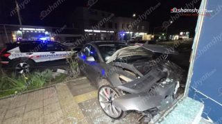 Երևանում «Tesla»-ն բախվել է բազալտե եզրաքարին, հայտնվել մայթին. կա տուժած Երևանում «Tesla»-ն բախվել է բազալտե եզրաքարին, հայտնվել մայթին. կա տուժած