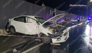 Երևանում «Ford Fusion»-ը կոտրել է էլեկտրասյունը և հայտնվել մայթին. կա տուժած