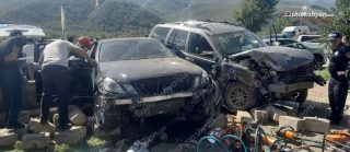 Կապանում բшխվել են «Jeep»-ն ու «Mercedes»-ը․ այնուհետև 2 ավտոմեքենաները բшխվել են քարե պարսպին․ կա 6 վիրшվոր