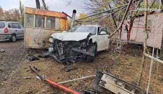 Կոտայքում «Infiniti»-ն բախվել է երկաթե ցանկապատի ձողերին, ապա չգործող կրպակին