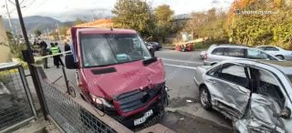 Վանաձորում բшխվել են «Mercedes» և «Ford Transit» մեքենաները․ 3 անչափահաս տեղափոխվել է հիվանդանոց