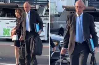 Գերմանիայի կանցլերը Թուրքիա մեկնելիս անձամբ է իր իրերը տարել օդանավ Գերմանիայի կանցլերը Թուրքիա մեկնելիս անձամբ է իր իրերը տարել օդանավ