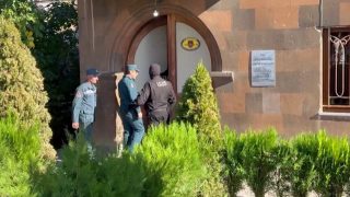 Կադրերում երևում է, որ փրկարար ծառայության աշխատակիցներից մեկը սնդուկ է հանել առաջնորդանից և փորձում է լինգով բացել այն. Sputnik Արմենիա