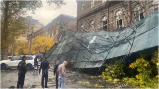 Երևանում վերակառուցվող շենքի վրայից երկաթե ամրաններով պաշտպանիչ ցանցը քամու հետևանքով ընկել է կայանված ավտոմեքենաների վրա Երևանում վերակառուցվող շենքի վրայից երկաթե ամրաններով պաշտպանիչ ցանցը քամու հետևանքով ընկել է կայանված ավտոմեքենաների վրա