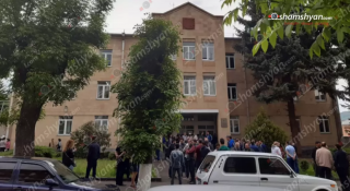 Վանաձորի դատարանից 22-ամյա տղան կրծքավանդակի մասում ստացած վնшսվածքով տեղափոխվել է հիվանդանոց Վանաձորի դատարանից 22-ամյա տղան կրծքավանդակի մասում ստացած վնшսվածքով տեղափոխվել է հիվանդանոց