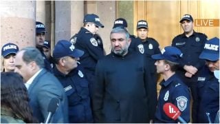 Տեր Փառենը դուրս եկավ Քննչական կոմիտեից. հարցերի չպատասխանեց