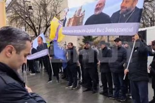 ՌԴ-ում ՀՀ դեսպանատան մոտ տեղի է ունեցել ցույց՝ արքեպիսկոպոսներին և Սամվել Կարապետյանին ազատելու պահանջով