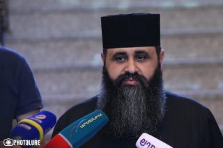 Ընդամենը 7,5 տարի պահանջվեց, որ «Նոր Հայաստան, Նոր Հայրապետ» տխրահռչակ շարժման «պարագլուխ», կարգալույծ հռչակված Արմեն Առաքելյանը, նախկինում` Հայր Կորյուն, հայտնվի սկանդալային պատմության մեջ