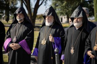 Ն.Ս.Օ.Տ.Տ. Արամ Ա կաթողիկոսն այցելել է ազգային հերոս Սողոմոն Թեհլերյանի դամբարան