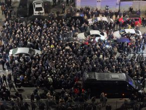 12 ժամ է` քննվում է Սամվել Կարապետյանի կալանքը երկարաձգելու միջնորդությունը. բարերարի էջում լուսանկարներ են հրապարակվել դատարանի բակից