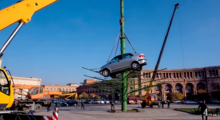 Ծախսը՝ մոտ 2,5 մլն դոլար. չէ՞ որ անցած տարի խաղաղություն հաստատված չէր, իսկ այս տարի՝ հաստատված է, հետևաբար՝ երևանցիները պիտի շուրջ 74 %-ով ավելի հավեսով ուրախանան. «ՉԻ»