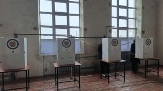 Քվեախցիկում մի քանի անձ են մասնակցում քվեարկությանը. «Թաթոյան» հիմնադրամ