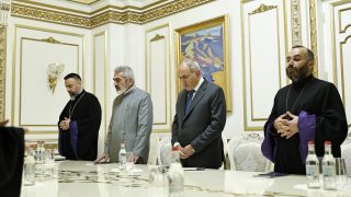 Փաշինյանի հետ հանդիպումը Վեհափառին ուրանա՞լ է նշանակում, թե՞ ոչ․ Սրբազանը Փաշինյանին հանդիպել պատրաստ էր, այդ մասին զրուցել՝ ոչ