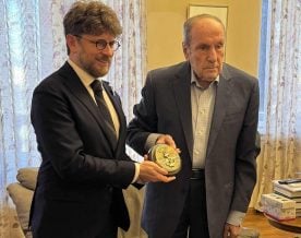 Լեւոն Տեր-Պետրոսյանն իր առանձնատանը հյուրընկալել է Հայաստանում Ֆրանսիայի Արտակարգ եւ լիազոր դեսպան Օլիվիե Դեկոտինիեին