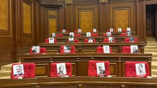 Քաղբանտարկյալների լուսանկարները` Կառավարության անդամների համար նախատեսված տեղերում