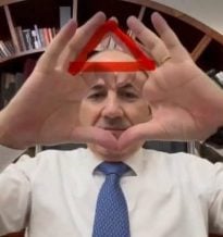 Նիկոլը իր լեգենդար «սրտիկից» բացի՝ մատների համապատասխան ժեստերով ցուցադրում է նաև մասոնական ամենահայտնի խորհրդանիշներից մեկը՝ «ամենատես աչքը». Արմեն Հովասափյան