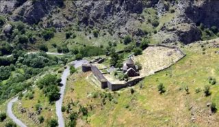 Արտառոց դեպք․ քաղաքացին հայտնել է՝ մի քանի տարվա ընթացքում Գնդեվանքի՝ այժմ կարգալույծ եղած հոգևոր հովվին տվել է մոտ 29 հազար դոլար գումար և 1 մլն դրամի արծաթ, սակայն այն իր նպատակին չի ծառայել