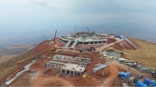 Հարյուրավոր կամավորներ բարձրացել են Հատիսի գագաթ՝ մասնակցելու Հիսուսի արձանի շինարարությանը