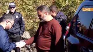 ՔՊ-ի աջակից Գնել Սարգսյանը մեքենաների հետևում կոպեկ է տալիս քաղաքացուն