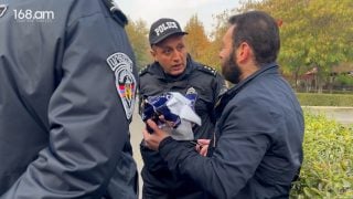 Բարոյականությունն եմ մաքրում. ոստիկանը քաղաքացուն քաշքշում է Արգիշտի Մեխակյանի պաստառը պոկելու համար