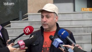 Ընտրողներին մեքենաներով ընտրատեղամաս են բերում. դրանց վրա եղել է պաստառ և համապատասխան համարը. Ատոմ Մխիթարյան