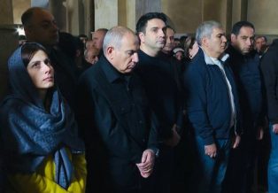 Արամ Սարգսյանը Նիկոլ Փաշինյանին մենակ չի թողնում անգամ պատարագի ժամանակ