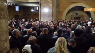 Փաշինյանի երկրպագուները ծափահարում են եկեղեցի մտնող Փաշինյանին