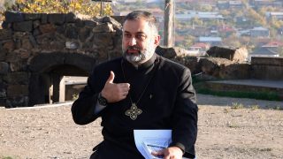 «Այս ամենը սպասելի էր. զարմանում եմ, որ մարդիկ դեռ լուռ են, չի կարելի մի բաժակից ջուր խմել և թքել այդ նույն բաժակի մեջ, չի կարելի». Տեր Մանուկ քահանա Զեյնալյան