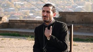 «Չգիտեմ, այդ մարդն ինչ ոխով է լցվել Մայր Աթոռի և եկեղեցու նկատմամբ. սա ավելի շատ նման է աղանդավորական հավաքի». Տեր Սարգիս քահանա Սարգսյան