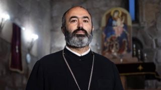 «Փաշինյանը վատերին մագնիսի նման ձգում է դեպի իրեն. Վեհափառը բարեգութ է, հուսամ, այս մարդիկ զղջումով կգնան վեհափառի մոտ». Տեր Վրթանես Բաղալյան