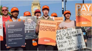 Անգլիայում տեղի են ունենում բուժաշխատողների զանգվածային բողոքի ցույցեր