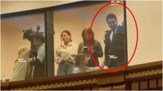 Ալեն Սիմոնյանը ծիկրակում է լրագրողների օթյակից