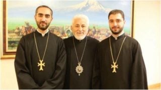 Տեր Արսենն ու Տեր Կարապետը լանջախաչ կրելու իրավունք են ստացել