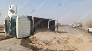 Երևան-Երասխ ճանապարհին ավազով բարձված բեռնատարը բախվել է երկաթե արգելապատնեշին և կողաշրջվել