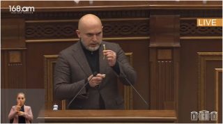 Այս մոմի կեսը վառել եմ իմ բանտախցում, մյուս կեսը վառում եմ այստեղ՝ քաղբանտարկյալների ազատության համար. Արմեն Աշոտյան