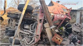 Արագածոտնում «Կամազ»-ը վրաերթի է ենթարկել 13-ամյա տղայի, այնուհետև բախվել քարե պարսպին, կոտրել այն և կողաշրջվել․ երեխան տեղում մաhացել է․ կա վիրավոր