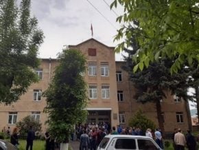 Վանաձորի դատարանում մեղադրյալին դшնшկահшրած անձը կալանավորվել է