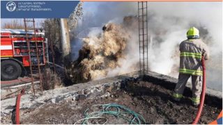 Ծովակ գյուղի տներից մեկի բակում այրվել է մոտ 200 հակ անասնակեր