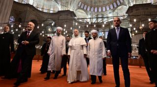 Թուրքիայում գտնվող Հռոմի Պապն այցելել է Ստամբուլի Սուլթանահմեթ մզկիթ