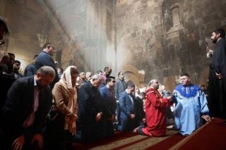 Փաշինյանը փորձում է քայլ առ քայլ հոգևորականներ պոկել Մայր Աթոռից և դարձնել իր «կրոնի» հետևորդ․ «Հրապարակ»