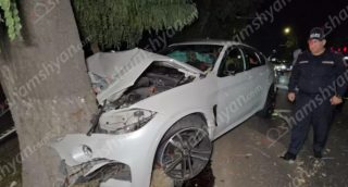 Իսակովի պողոտայում բախվել են «Mercedes»-ն ու «BMW X6»-ը, վերջինն էլ բախվել է ծառին