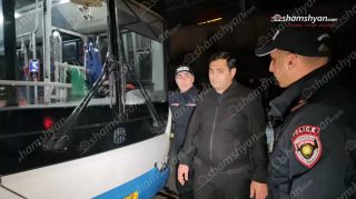 Մաշտոցի պողոտայում տղամարդը վիճшբանել է «Zhongtong» մակնիշի ավտոբուսի վարորդի հետ, այնուհետև համրիչով հարվածել դիմակապուն և այն կոտրել