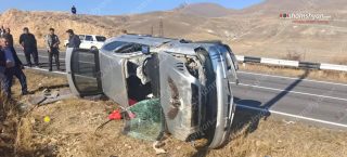 Վարդենիս-Ծովագյուղ ավտոճանապարհին «Opel Astra»-ն բախվել է հողաթմբին և կողաշրջվել․ հայր ու որդի տեղափոխվել են հիվանդանոց