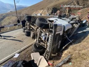 Բերդ-Ճամբարակ ճանապարհին «SHACMAN» բեռնատարը դուրս է եկել երթևեկելի գոտուց և կողաշրջվել