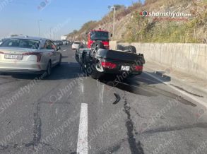 Երևանում «Mercedes»-ը բախվել է բազալտե եզրաքարին և գլխիվայր շրջվել