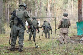 Հյուսիսային Կորեայի սակրավորները մասնակցում են Կուրսկի մարզում ականազերծմանը