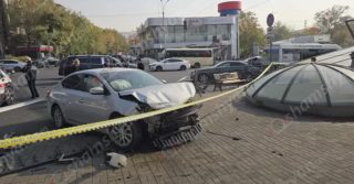 Աբովյան փողոցում բախվել են «Nissan»-ն ու «Mercedes» ավտոմեքենաները
