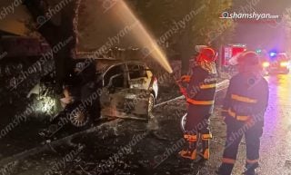 Երևանում «Nissan»-ը բախվել է ծառին և բռնկվել. կա տուժած